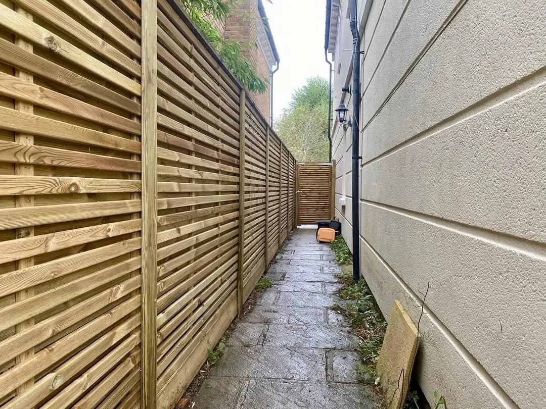 Double-slatted Venetian panel fencing with matching gates — photo 2